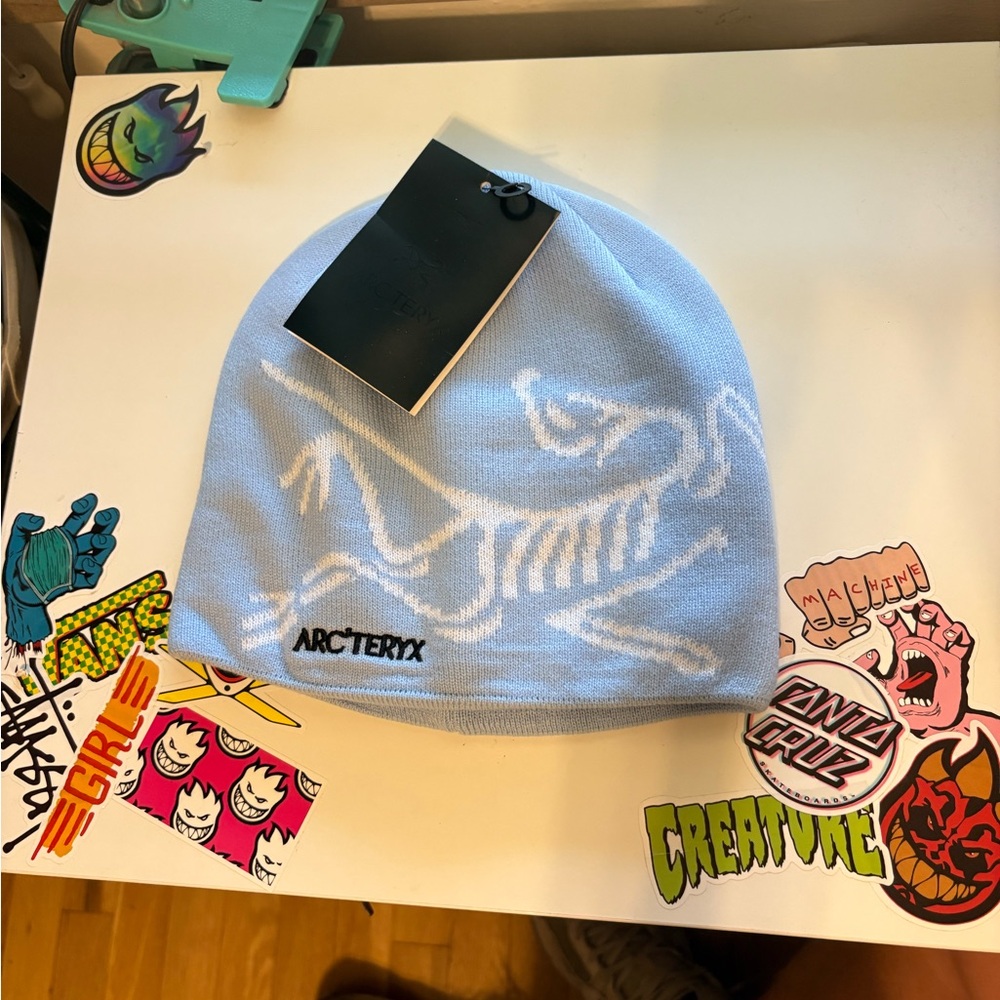 thrifted arcteryx style blue and white beanie